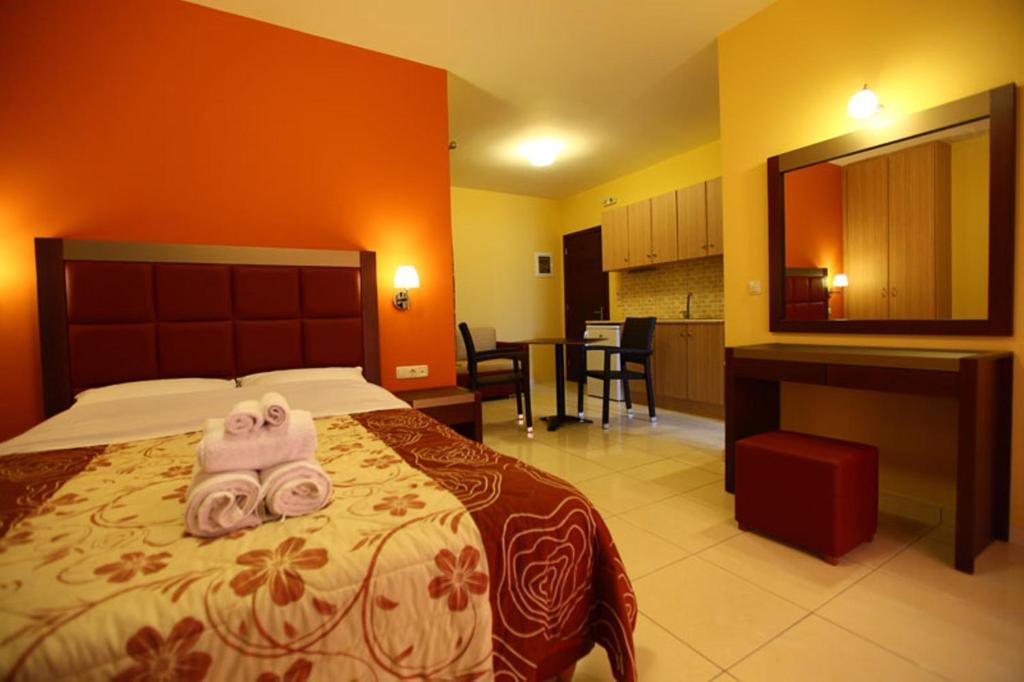 Faros Luxury Suites Marathopoli Bilik gambar