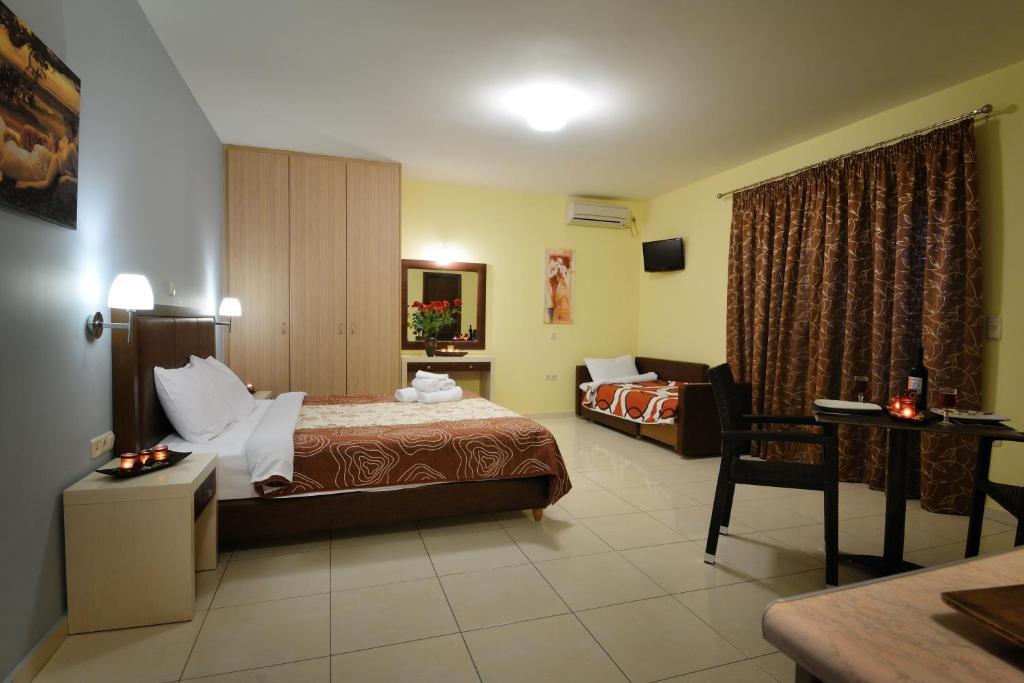 Faros Luxury Suites Marathopoli Bilik gambar
