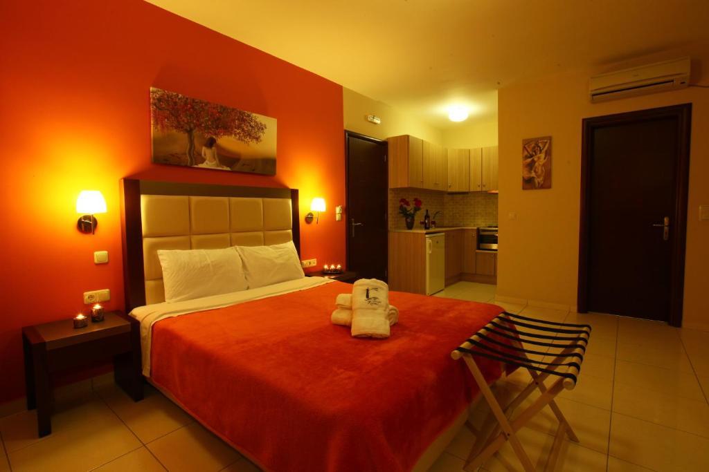 Faros Luxury Suites Marathopoli Bilik gambar